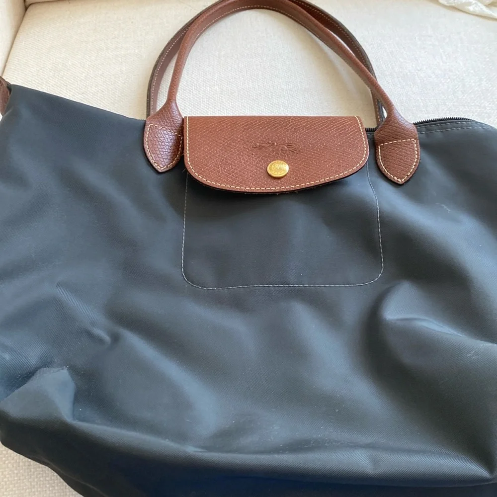 EUC Black Longchamp medium size purse great condition - Picture 1 of 6